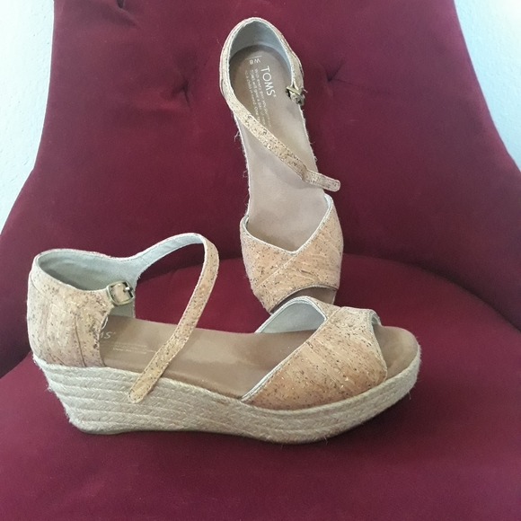 Shoes, and clothes. - Picture 3 of 12